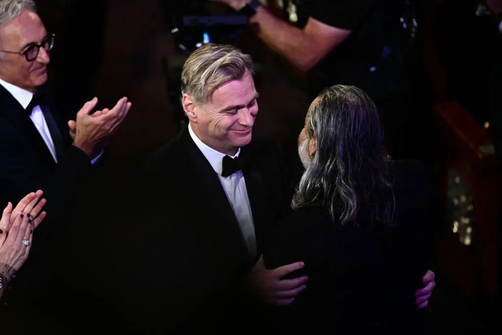 Christopher Nolan dá os parabéns ao diretor de fotografia Hoyte van Hoytema, pelo trabalho em "Oppenheimer" - vencedor de Melhor Fotografia