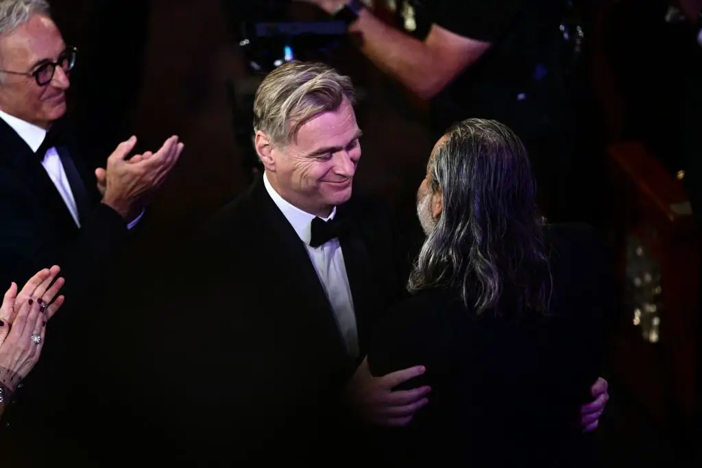 Christopher Nolan dá os parabéns ao diretor de fotografia Hoyte van Hoytema, pelo trabalho em "Oppenheimer" - vencedor de Melhor Fotografia