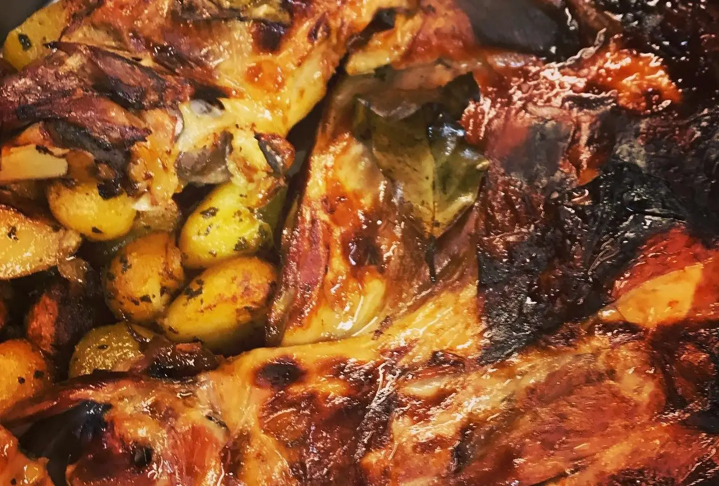 O Cabrito de leite com batata e arroz de forno deste restaurante clássico da Maia justifica a paragem