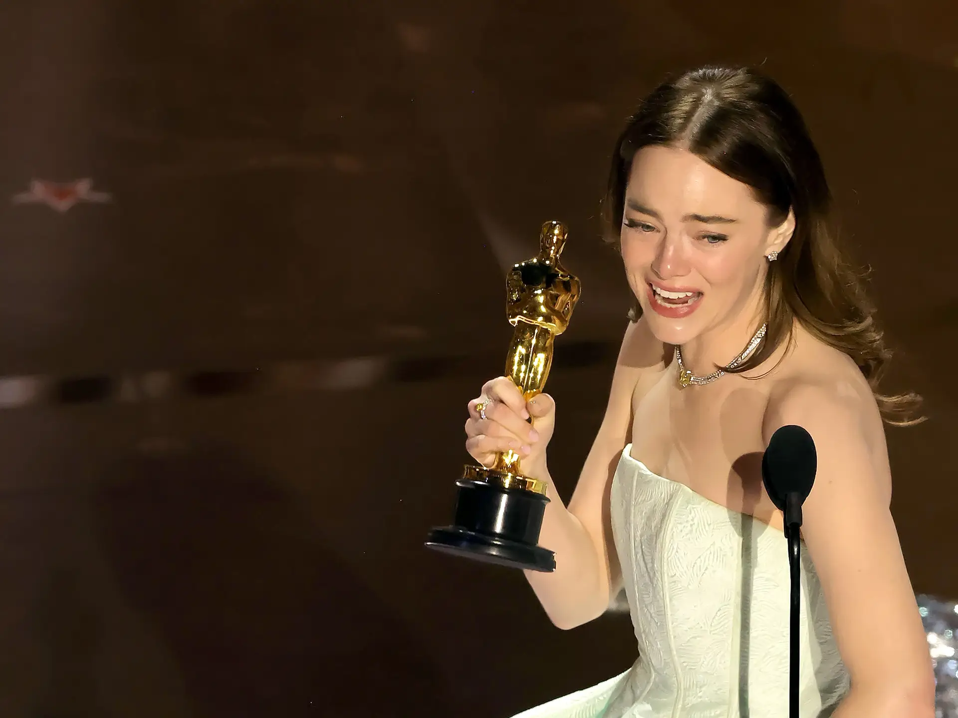 Emma Stone recebeu o Óscar de Melhor Atriz Principal pelo papel em "Pobres Criaturas"