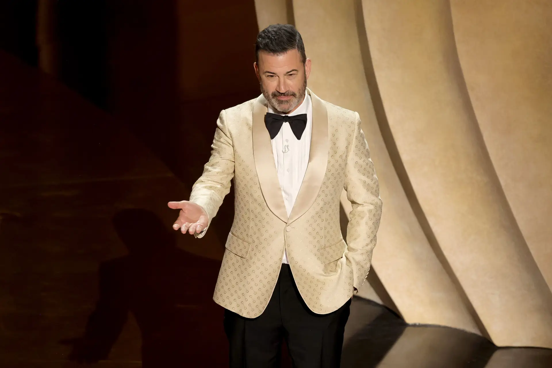“Antes, era mais provável que a minha mulher comprasse um maço de tabaco do que uma boneca”: Jimmy Kimmel defende “Barbie” nos Óscares