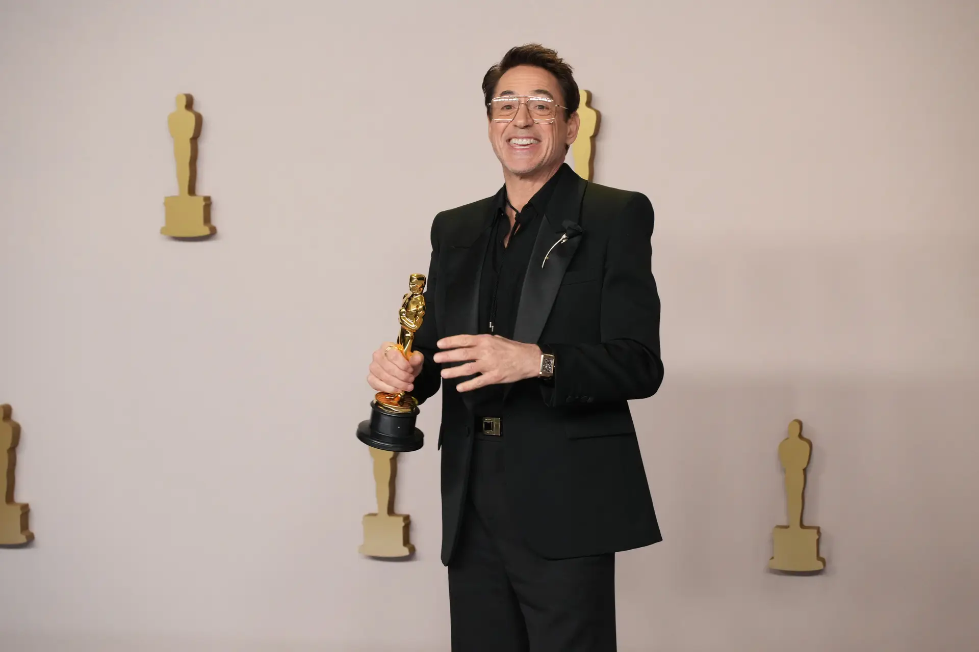 Robert Downey Jr. venceu o seu primeiro Óscar: “Quero agradecer à infância horrível que tive e à Academia”