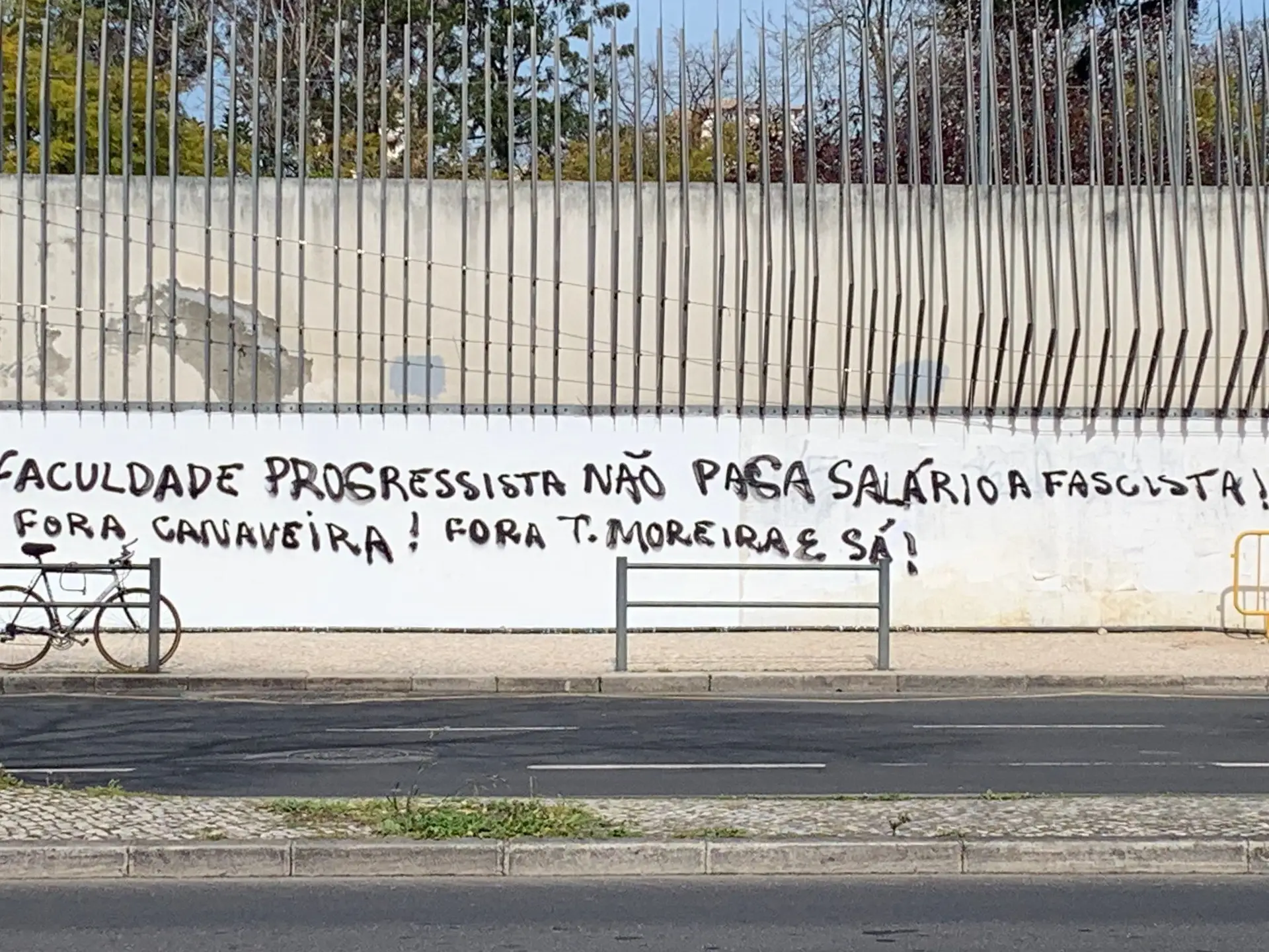 “Faculdade progressista não paga salário a fascista”: muro da Universidade Nova foi vandalizado, deputado do PSD é um dos visados