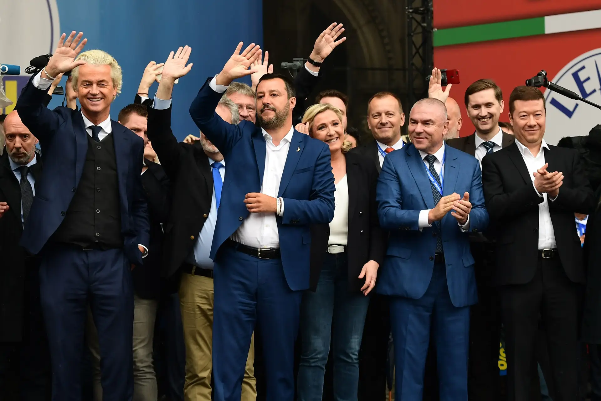 O holandês Geert Wilders, o italiano Matteo Salvini, a francesa Marine Le Pen, o búlgaro Veselin Mareshki, o estónio Jaak Madison e o checo Tomio Okamura num encontro da direita radical europeia em Milão 