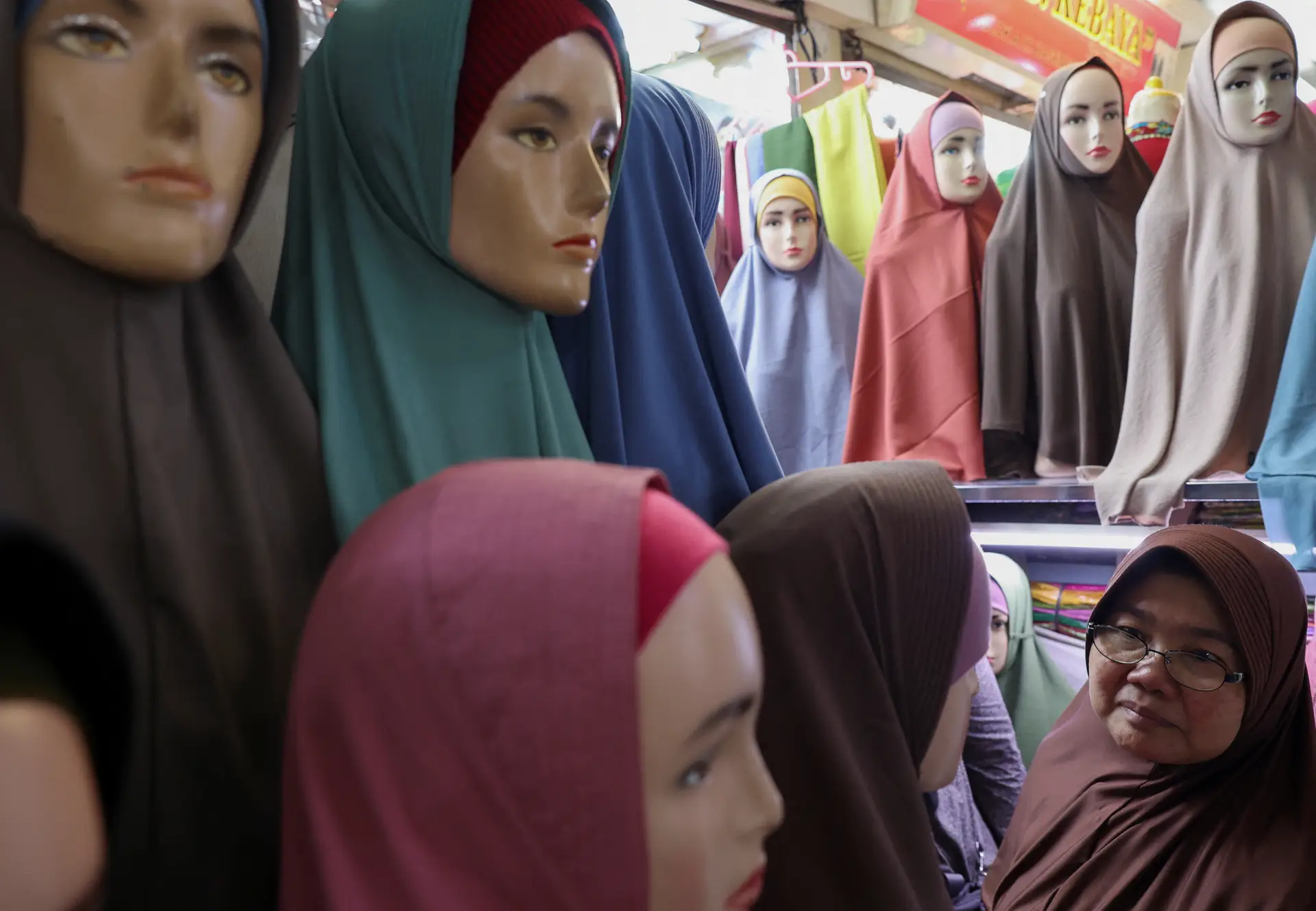 Vídeo de mulher sem véu islâmico provoca nova polémica no Irão
