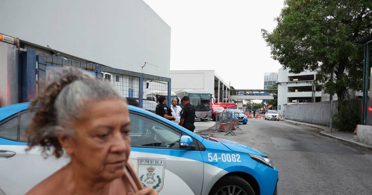 Assaltante de autocarro no Rio de Janeiro já se entregou e libertou os 17 reféns