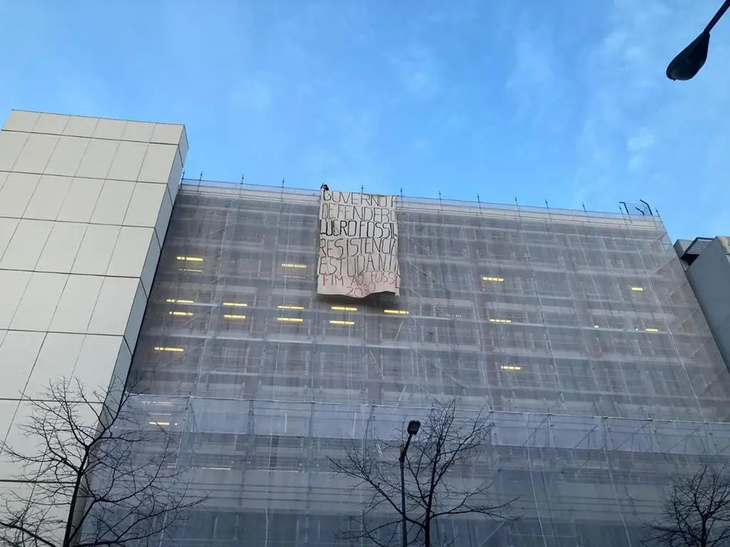 Detidos ativistas da Greve Climática Estudantil que colocaram faixa no topo do edifício do Banco de Portugal