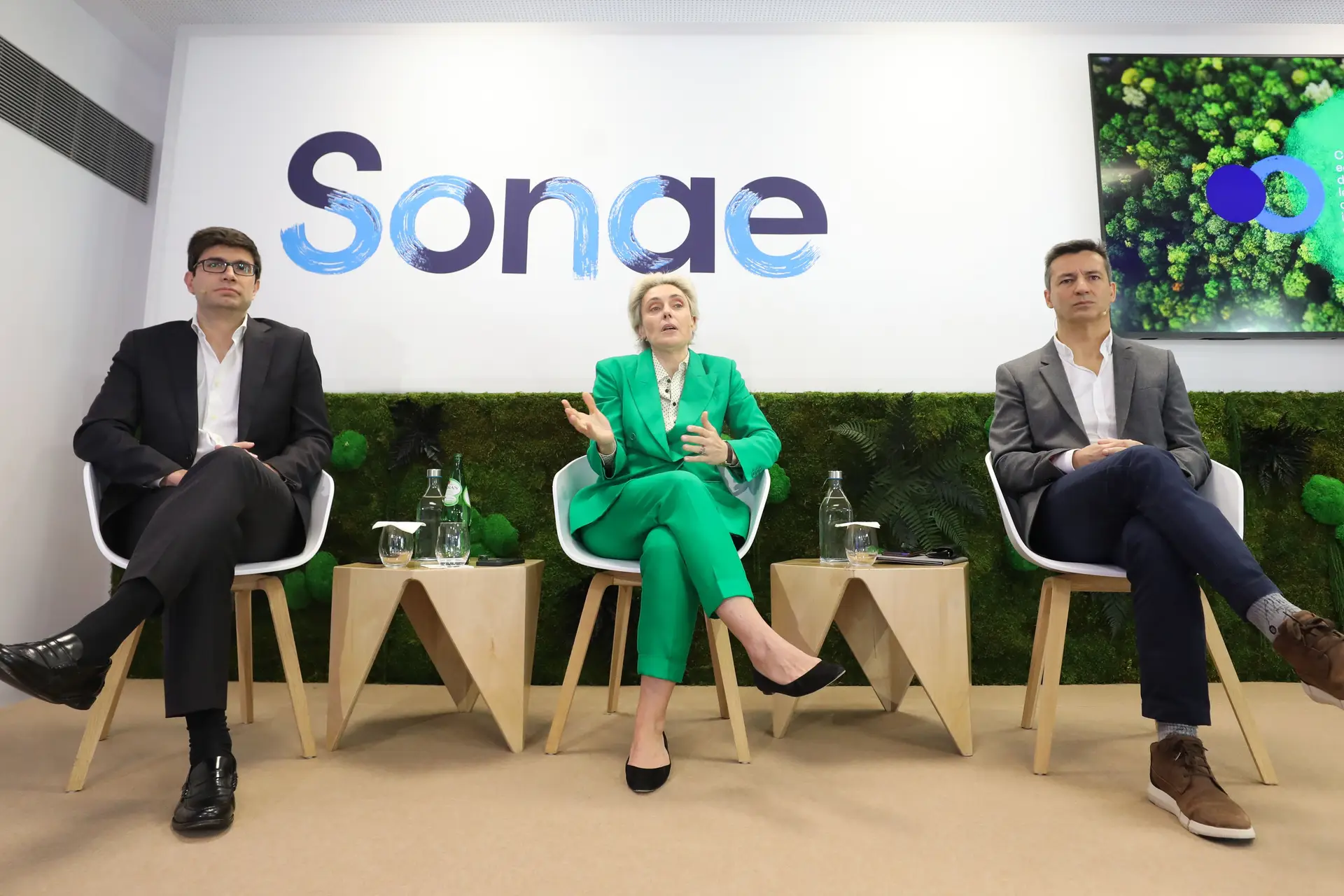 Cláudia Azevedo, entre João Dolores e João Gunther do Amaral, na apresentação das contas de 2023 da Sonae