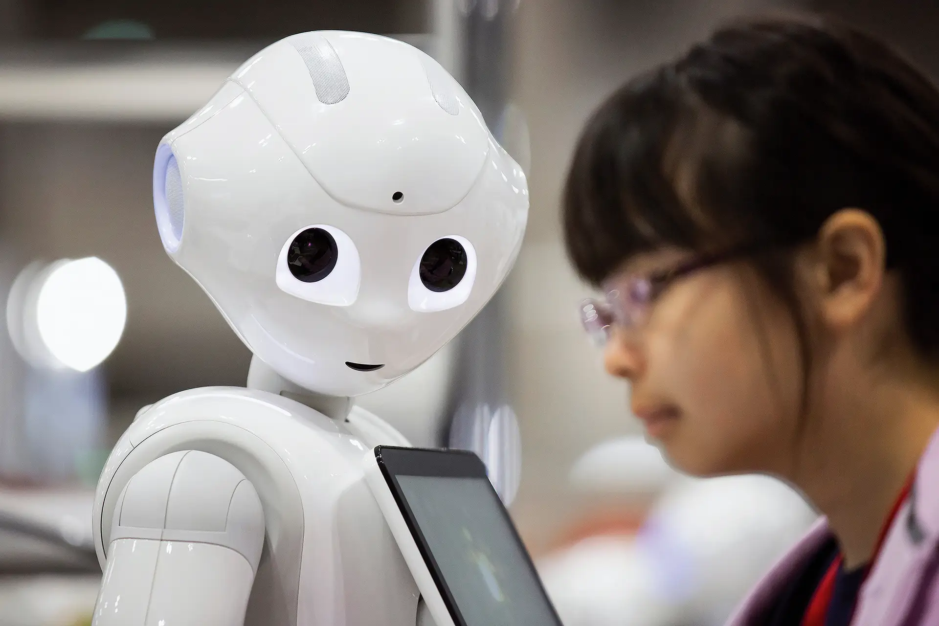 A inteligência artificial já está no dia a dia dos bancários, mas peritos recusam substituição de funcionários por robôs