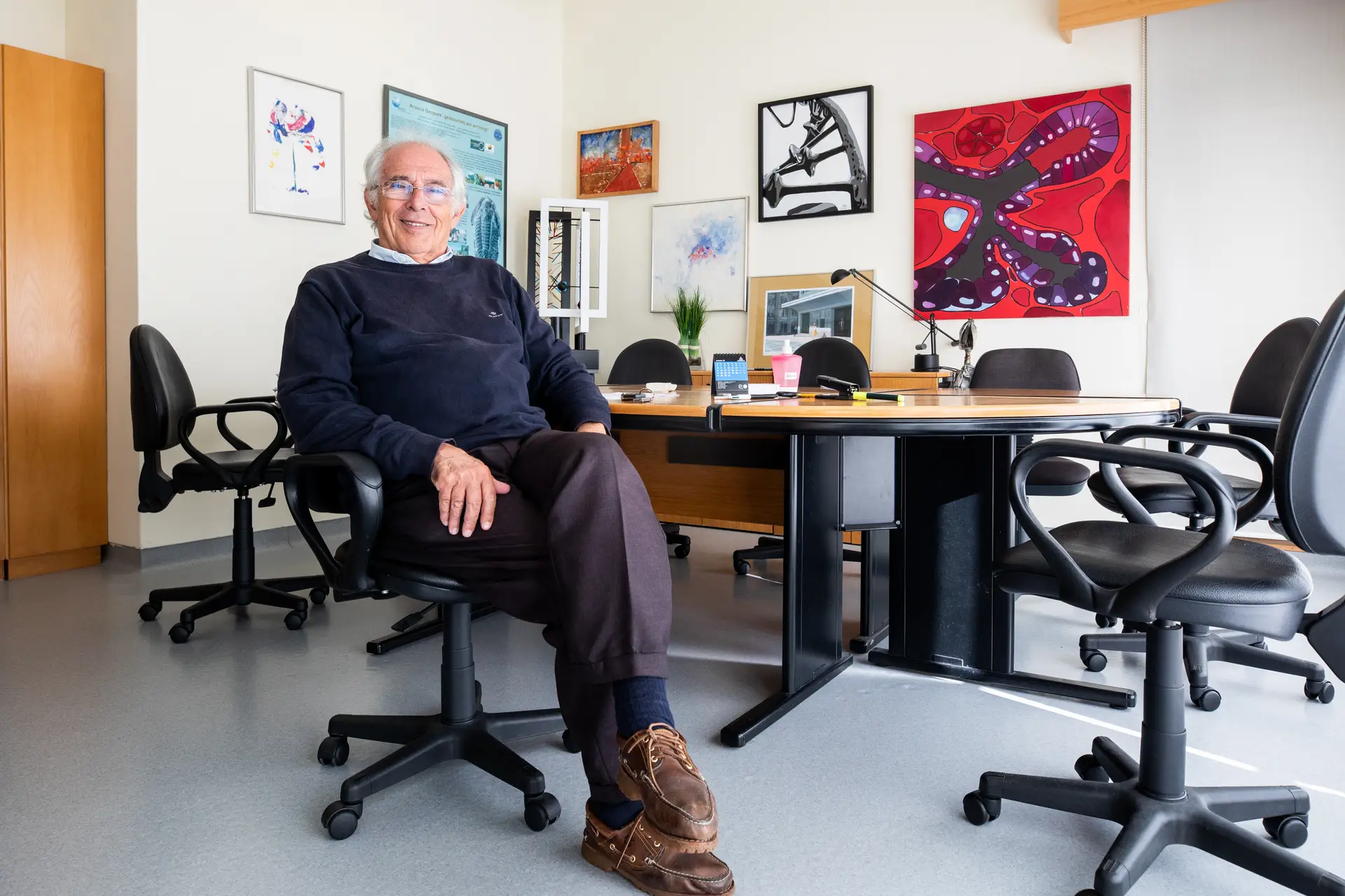 Sobrinho Simões é médico especialista em diagnóstico e investigação em cancro, professor emérito da Universidade do Porto e o fundador do Instituto de Patologia e Imunologia Molecular da Universidade do Porto (IPATIMUP).