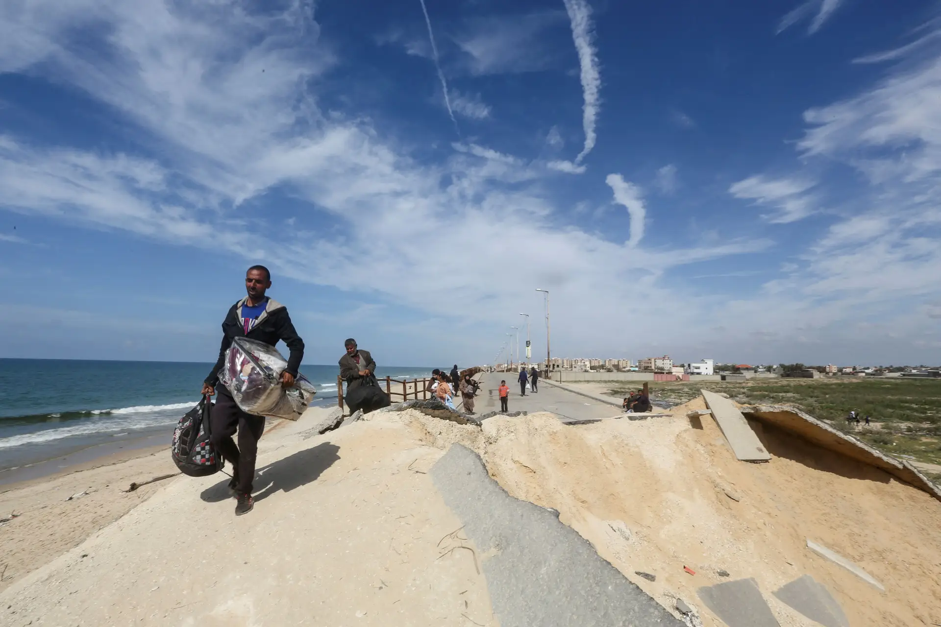 Ataques continuam em Gaza quando se espera nova ronda de negociações