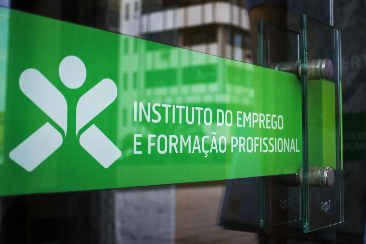 Desemprego recua para 6,4% em dezembro e população empregada atinge máximos de 1998