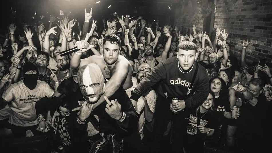 Os Kneecap, trio de rap de Belfast