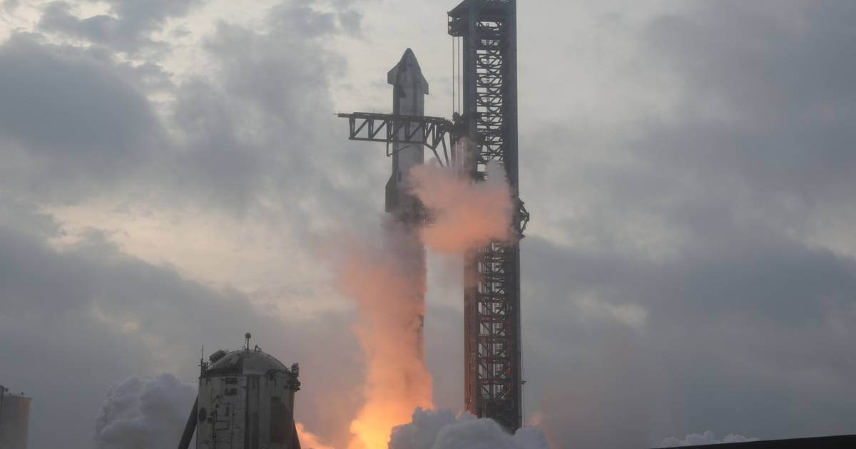 Starship cumpre metas do terceiro voo de teste mas desintegra-se ao reentrar na atmosfera