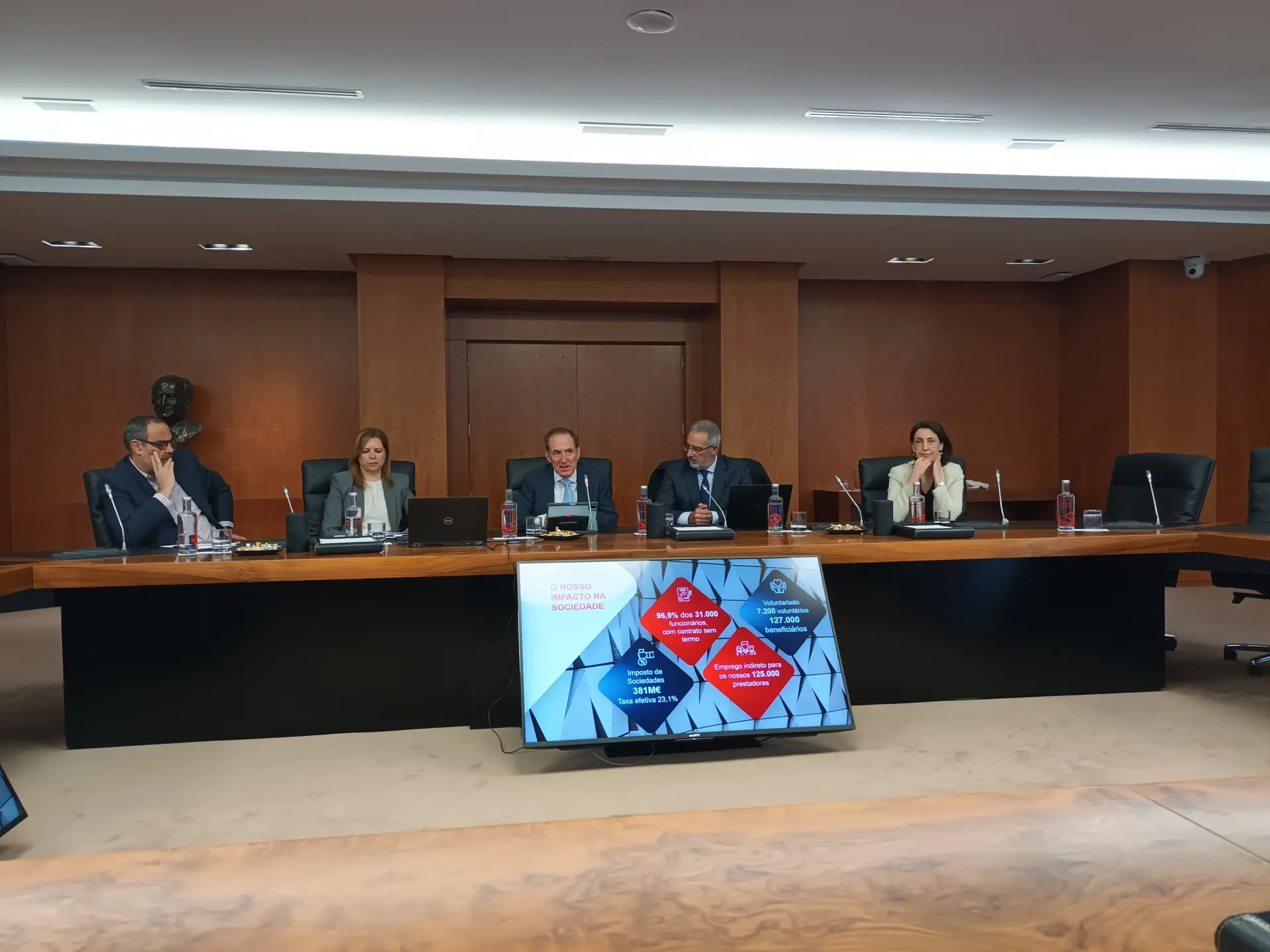 O CEO da Mapfre Global, Antonio Huertas, ao centro, apresentou em Madrid os planos da empresa.