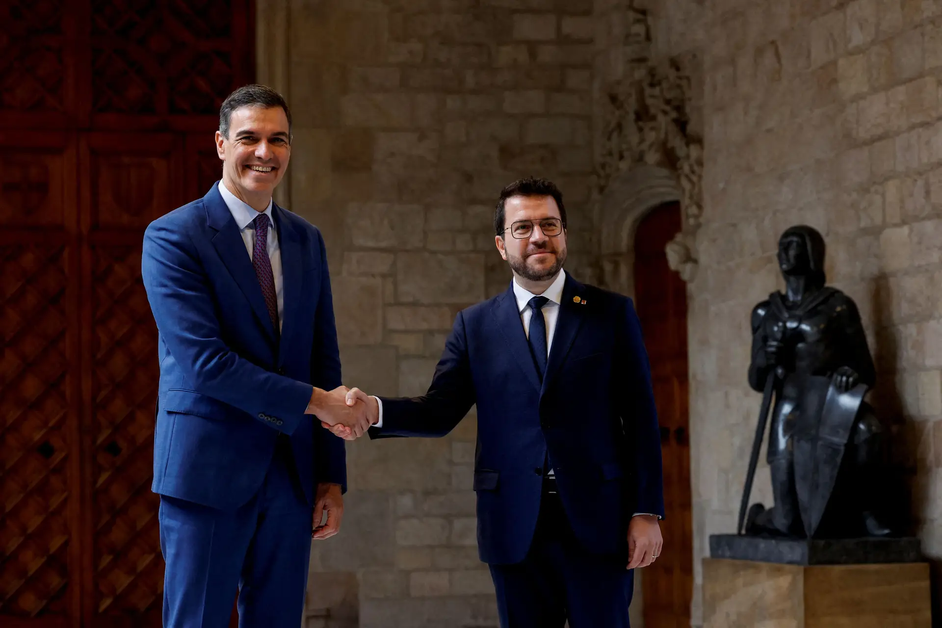 Primeiro-ministro espanhol Pedro Sánchez e presidente do governo autónomo da Catalunha, Pere Aragonès
