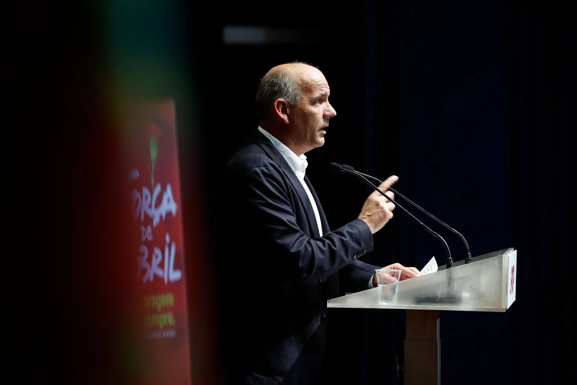 O secretário-geral do Partido Comunista Português, Paulo Raimundo, intervém no comício "Força de Abril. A coragem de sempre!", em Lisboa