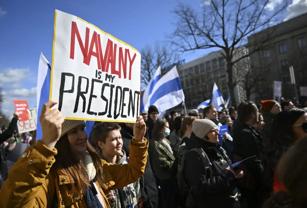 Protesto contra as eleições presidenciais russas em frente à embaixada da Rússia em Berlim, 17 de março de 2024