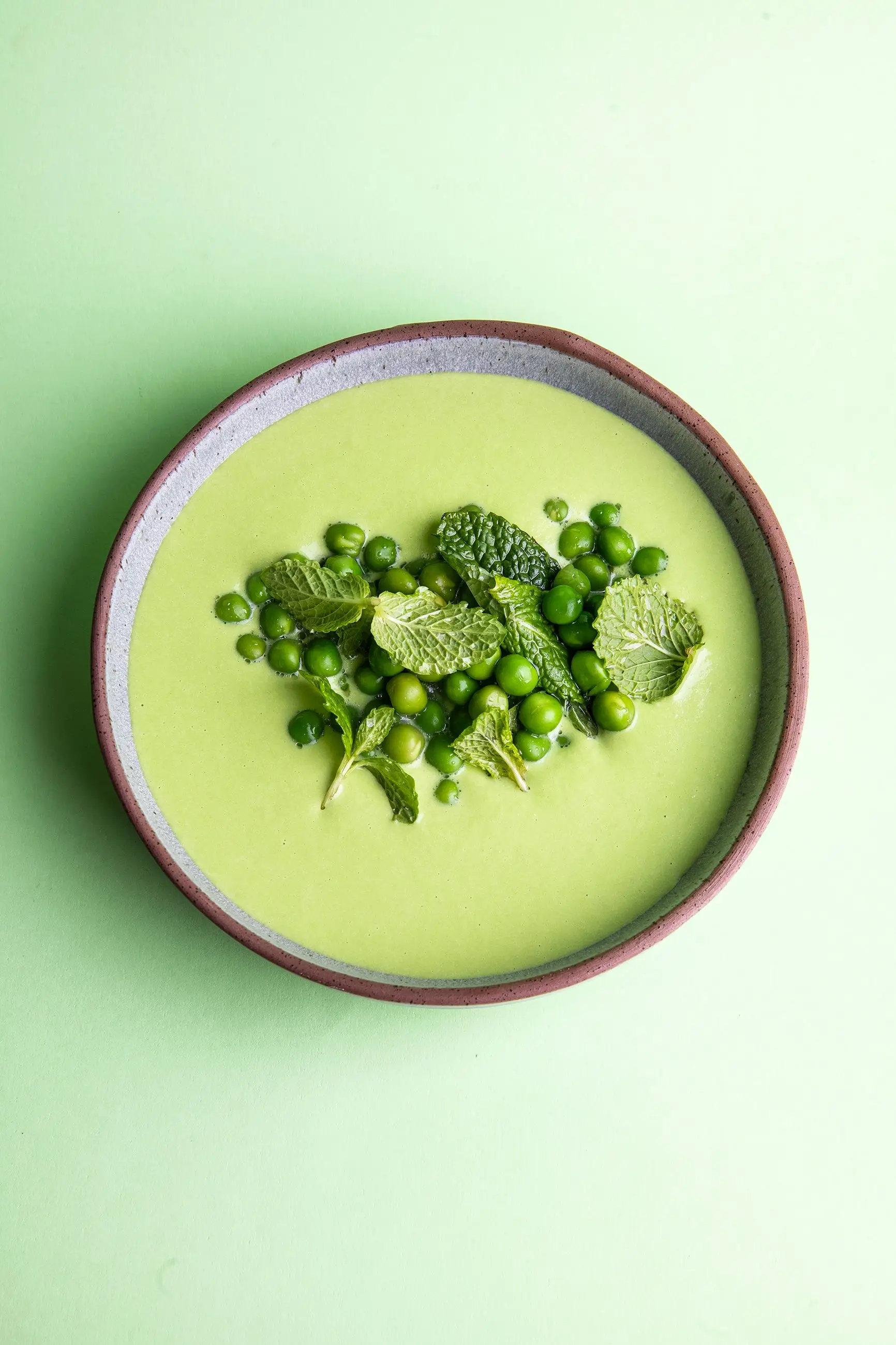 Creme de ervilhas e menta, uma delícia verde para preparar com tempo