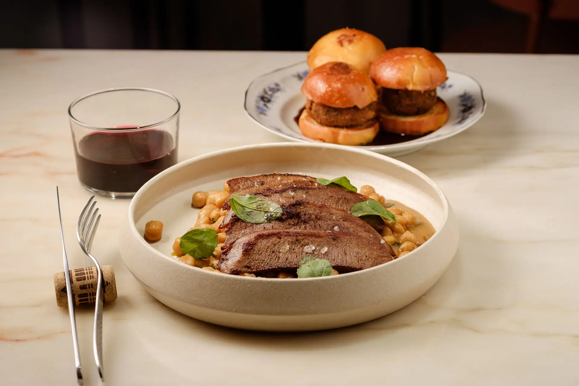 Língua, grão e poejo e Croquete e brioche, no Copo Largo