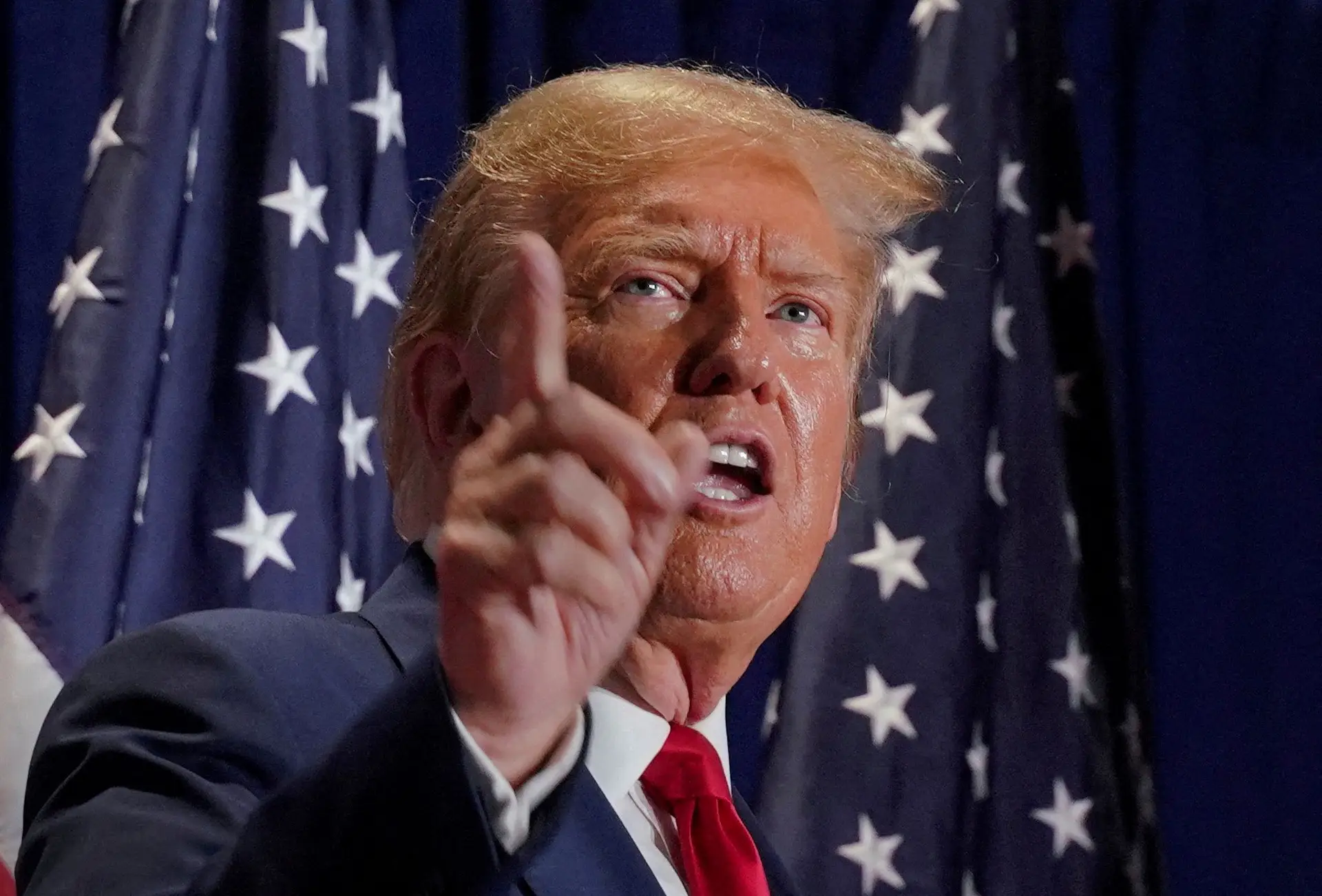 Trump prometeu um "banho de sangue" se não vencer as eleições, mas esclarece: "Referia-me à indústria automóvel"