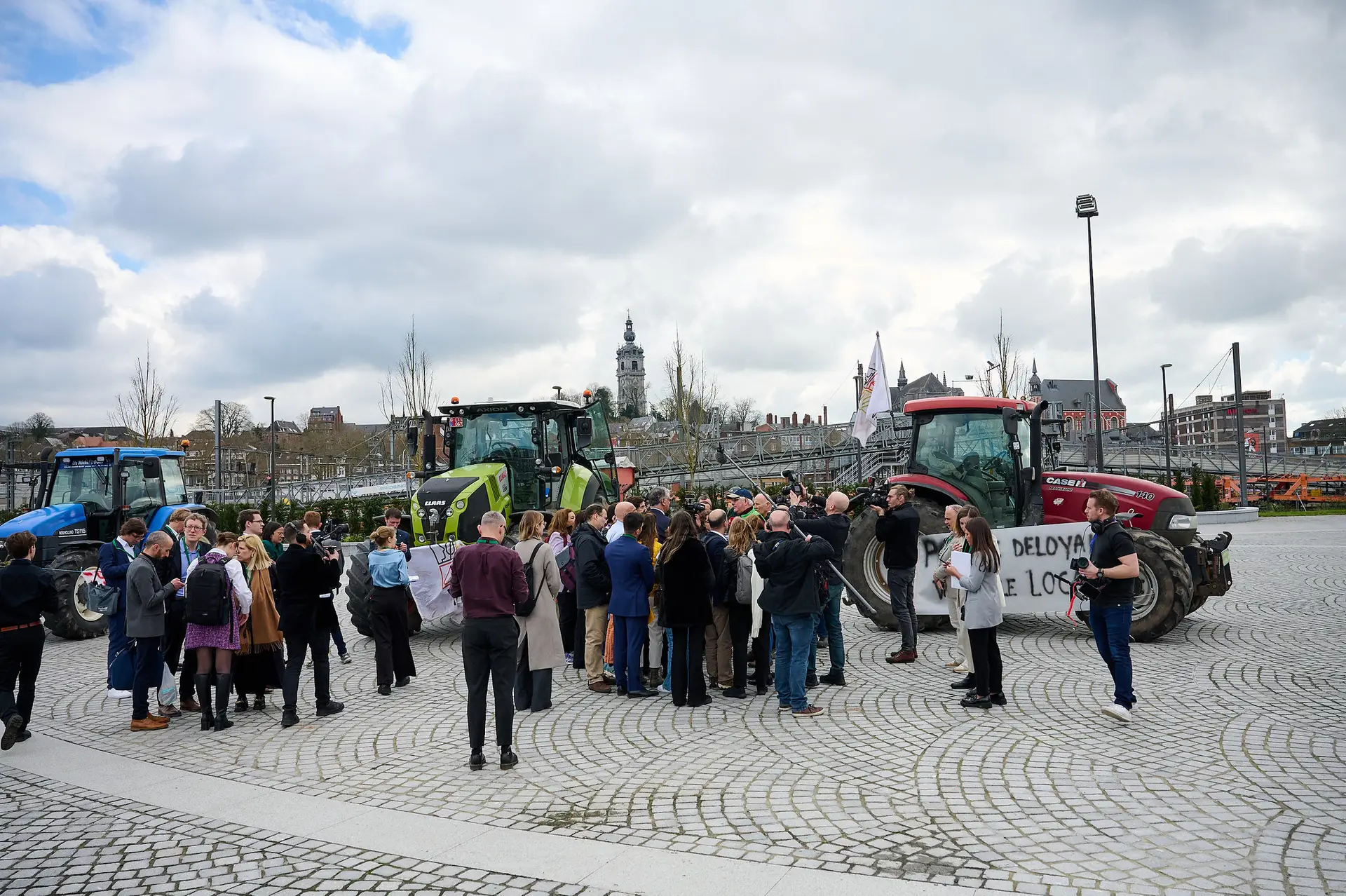Cimeira das Regiões e Municípios da UE começa com protestos de agricultores: “As pessoas estão a ir à falência”