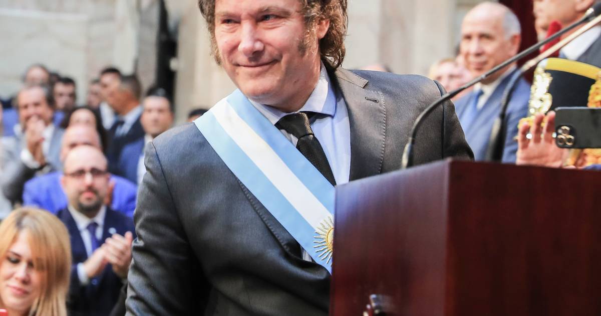 Javier Milei promete que as dores que impôs aos argentinos nos primeiros 100 dias vão valer a pena, resta saber até quando o povo aguenta