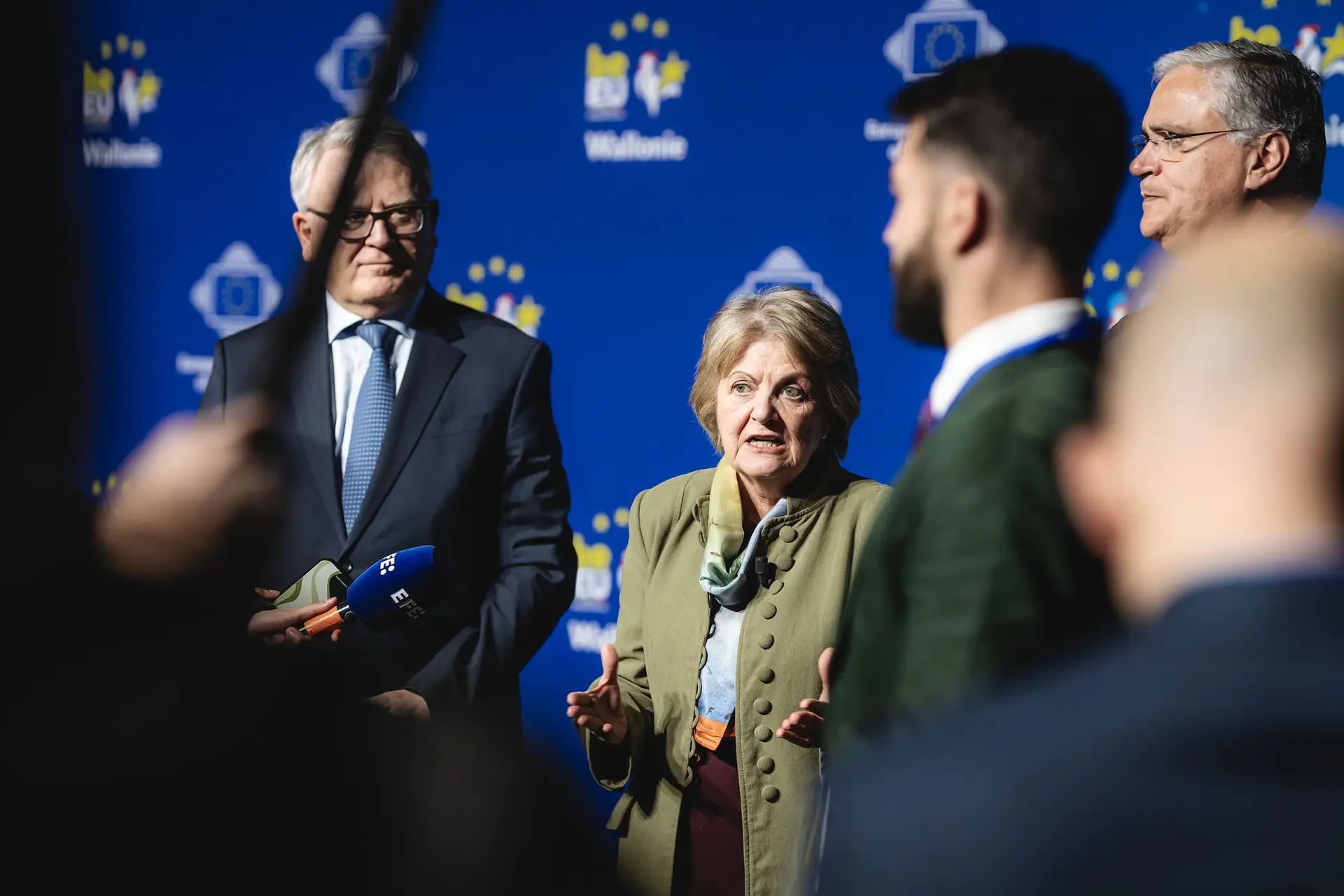 A comissária Elisa Ferreira numa conferência de imprensa na cidade de Mons, na Bélgica, que recebeu a 10.ª Cimeira das Regiões e Municípios entre os dias 17 e 19 de março