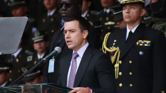 Presidente Daniel Noboa persiste na militarização da segurança pública no Equador, enfrentando denúncias de execuções e violações de direitos humanos