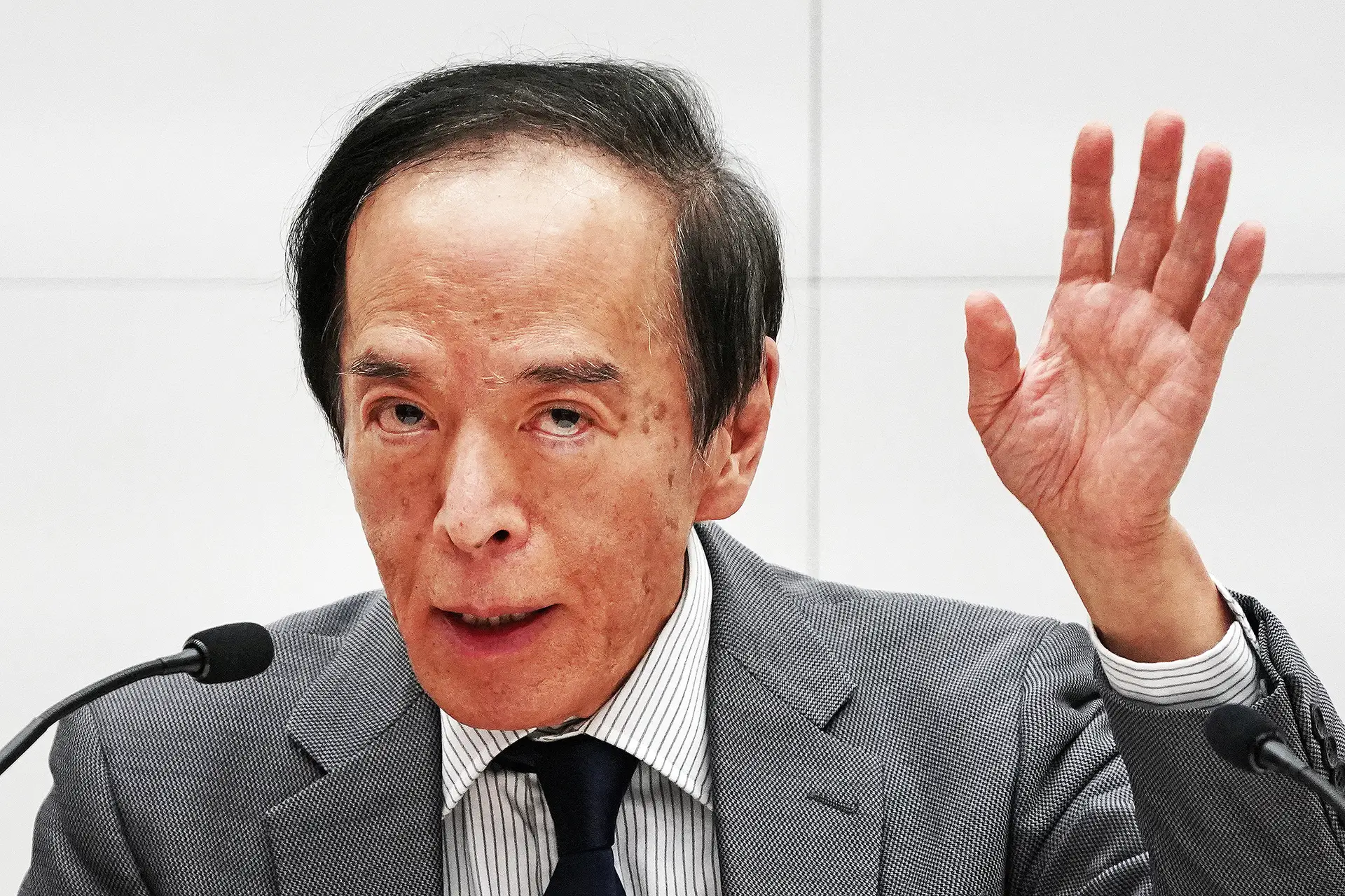 Kazuo Ueda, governador do Banco do Japão, garante que a subida dos juros será prudente e que continuará uma política monetária de apoio à economia