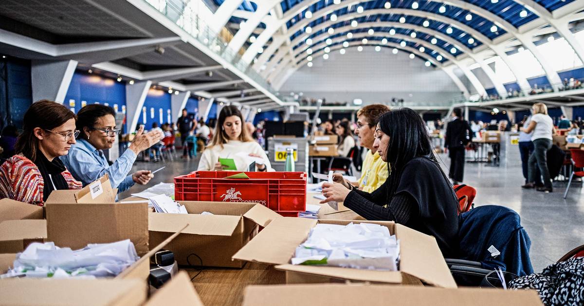 "Nunca sabemos se o boletim vai chegar a tempo": dificuldades persistem no voto dos emigrantes