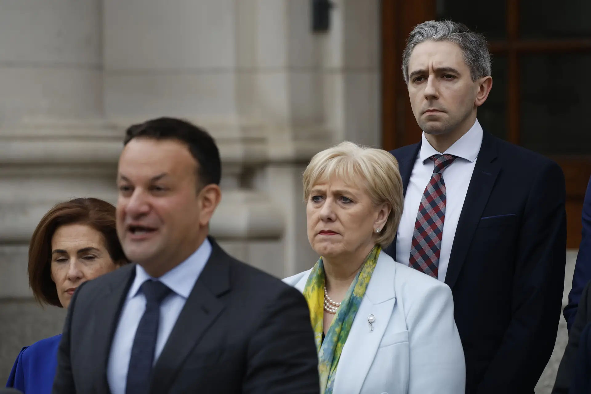 Simon Harris (à direita na imagem) foi um dos companheiros que ladearam o primeiro-ministro Leo Varadkar (em primeiro plano) enquanto este anunciava a sua demissão.  