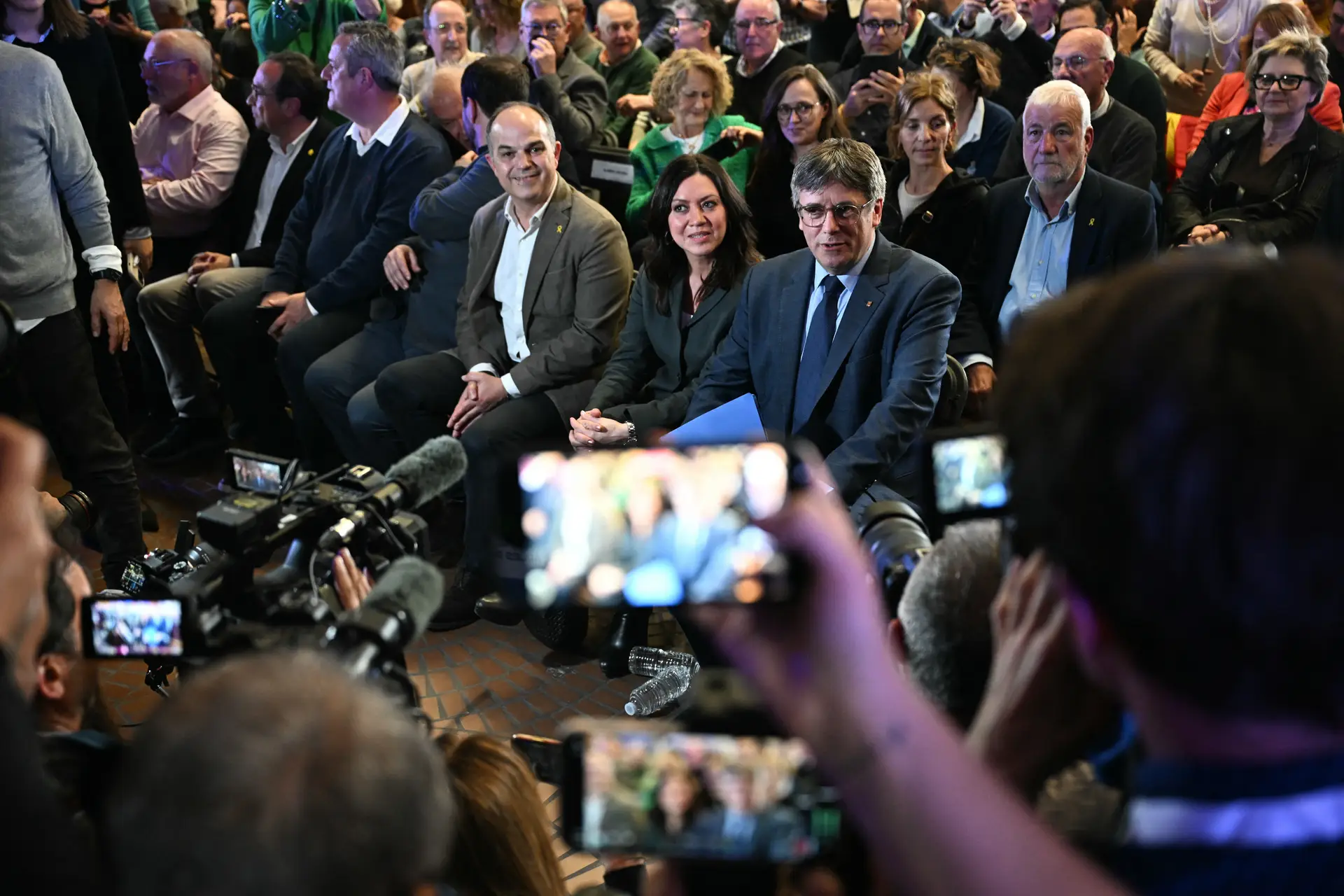 O autoexilado Carles Puigdemont anunciou a recandidatura ao Parlamento catalão numa pequena localidade dos Pirenéus franceses