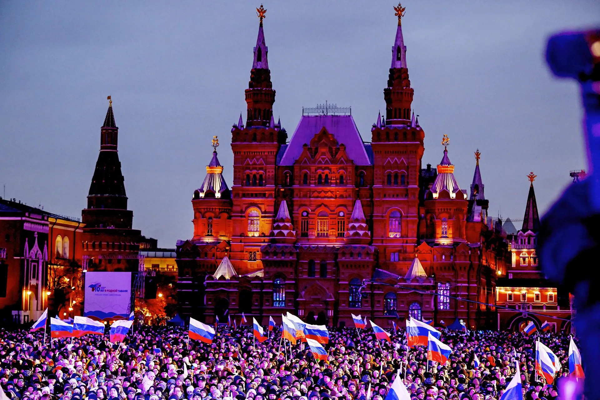 Uma multidão ouviu o discurso de vitória de Putin na Praça Vermelha de Moscovo
