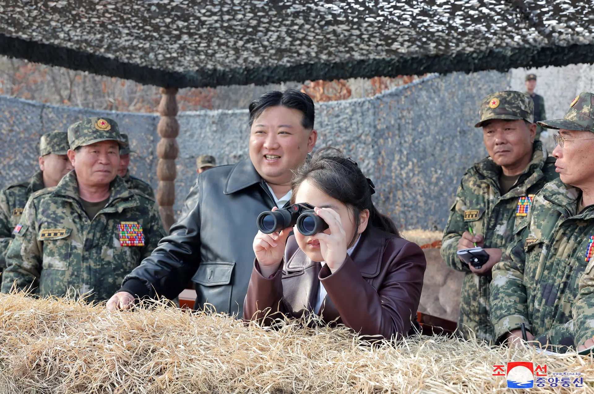 Nesta foto divulgada a 16 de março de 2024, Kim Jong-un e a filha, Kim Ju-ae, assistem a exercícios militares, algures na Coreia do Norte