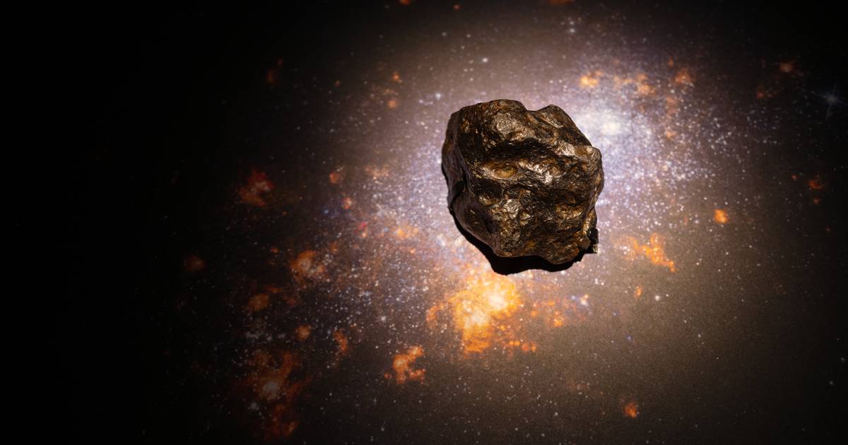 Meteorito de 14 quilos caiu num quintal na Suécia: cientistas tentaram levá-lo para o Museu, mas tribunal dá razão ao proprietário