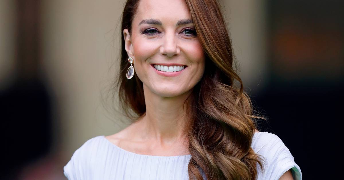 “Vou ficar bem”: princesa Kate revela estar a receber tratamento contra um cancro