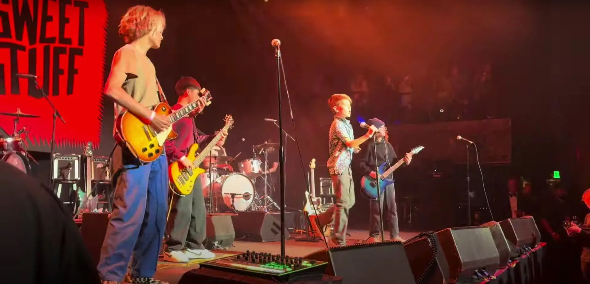 Filho de Josh Homme dos Queens of the Stone Age toca canções de Led Zeppelin e Black Sabbath