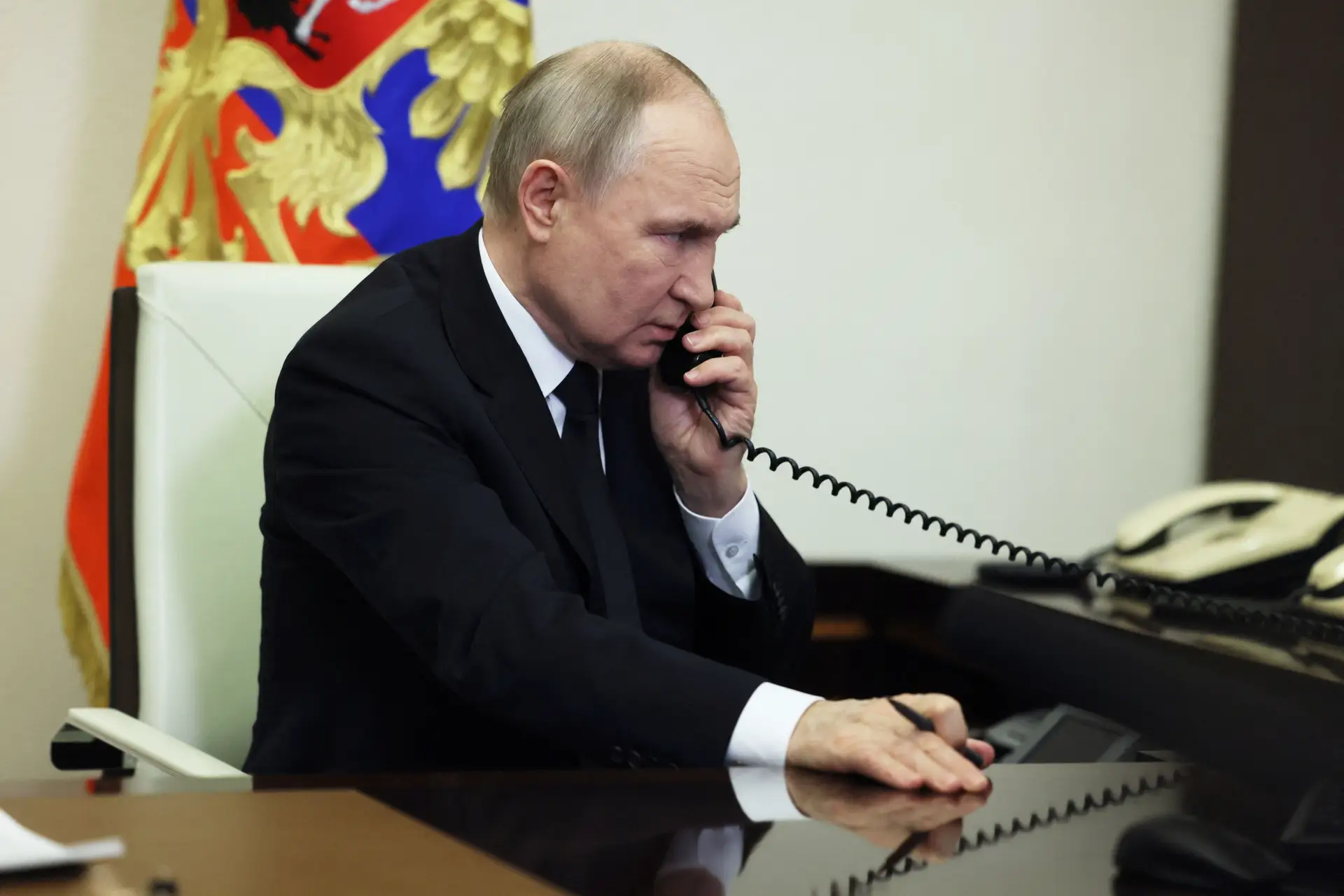 Moscovo admite dialogar com Kiev, mas quer ficar com regiões anexadas após a invasão