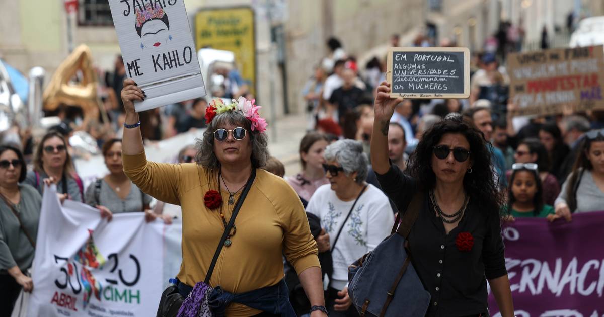 “Não voltaremos atrás!”: mais de mil mulheres manifestam-se em Lisboa para defender conquistas de Abril