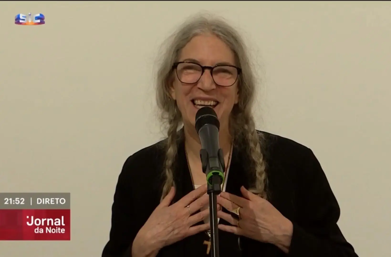 Patti Smith desenha na secretária de viagem que pertenceu a Mário Cesariny: “Apaixonei-me. Quis ficar logo com ela” [VÍDEO]