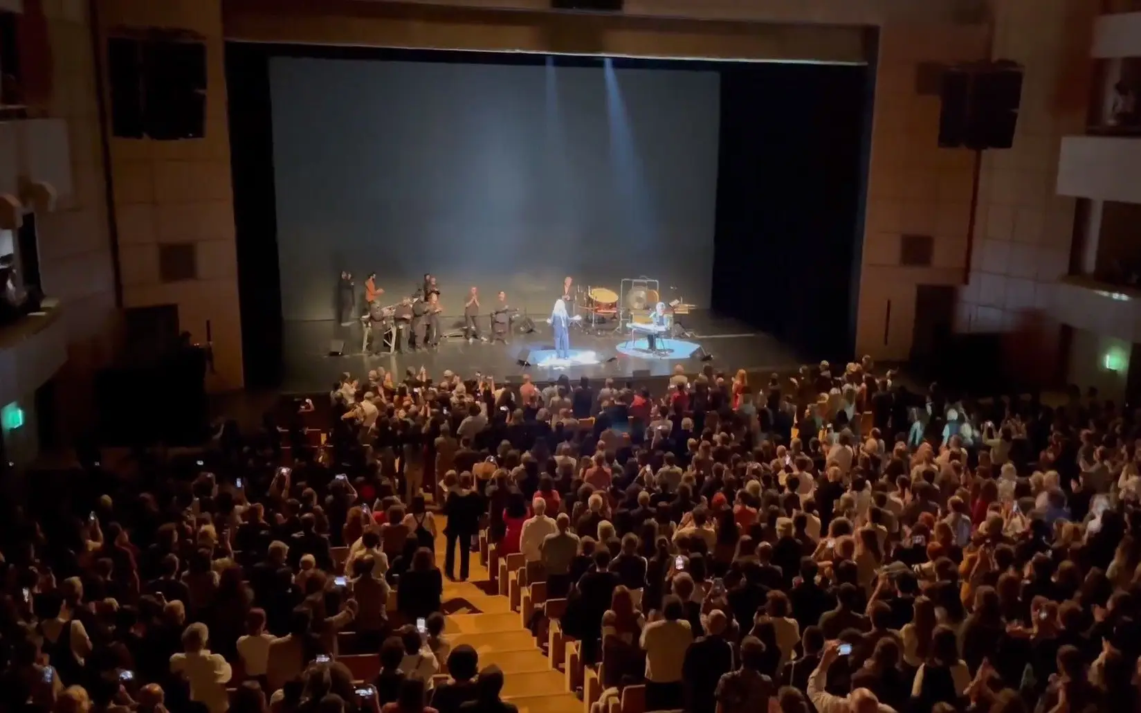 Patti Smith no CCB: os vídeos de um espetáculo de poesia que acabou com o ‘grito’ de ‘People Have the Power’