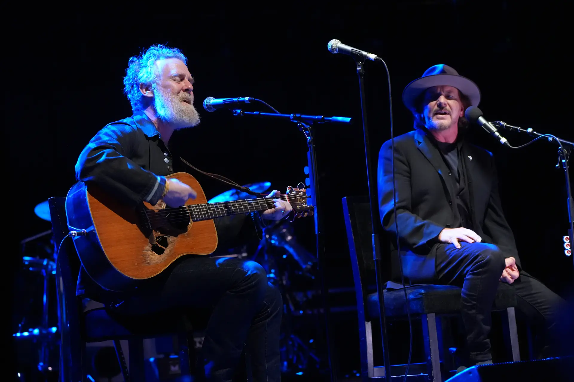 Glen Hansard e Eddie Vedder a 24 de março de 2024, no Royal Albert Hall (Londres)