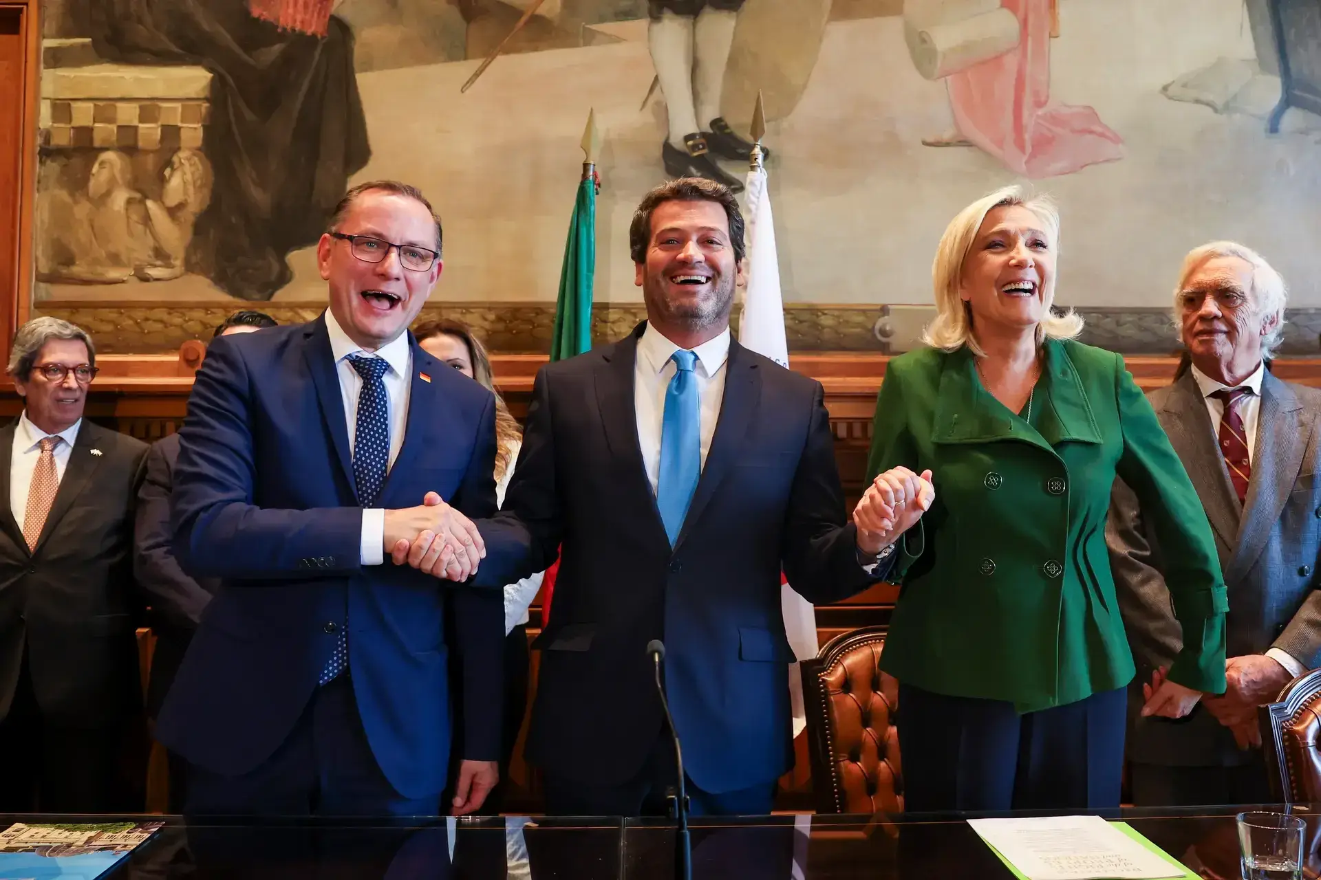 O líder do Chega, André Ventura, acompanhado do político alemão da AfD, Tino Chrupalla, e da líder da Frente Nacional, Marine Le Pen
