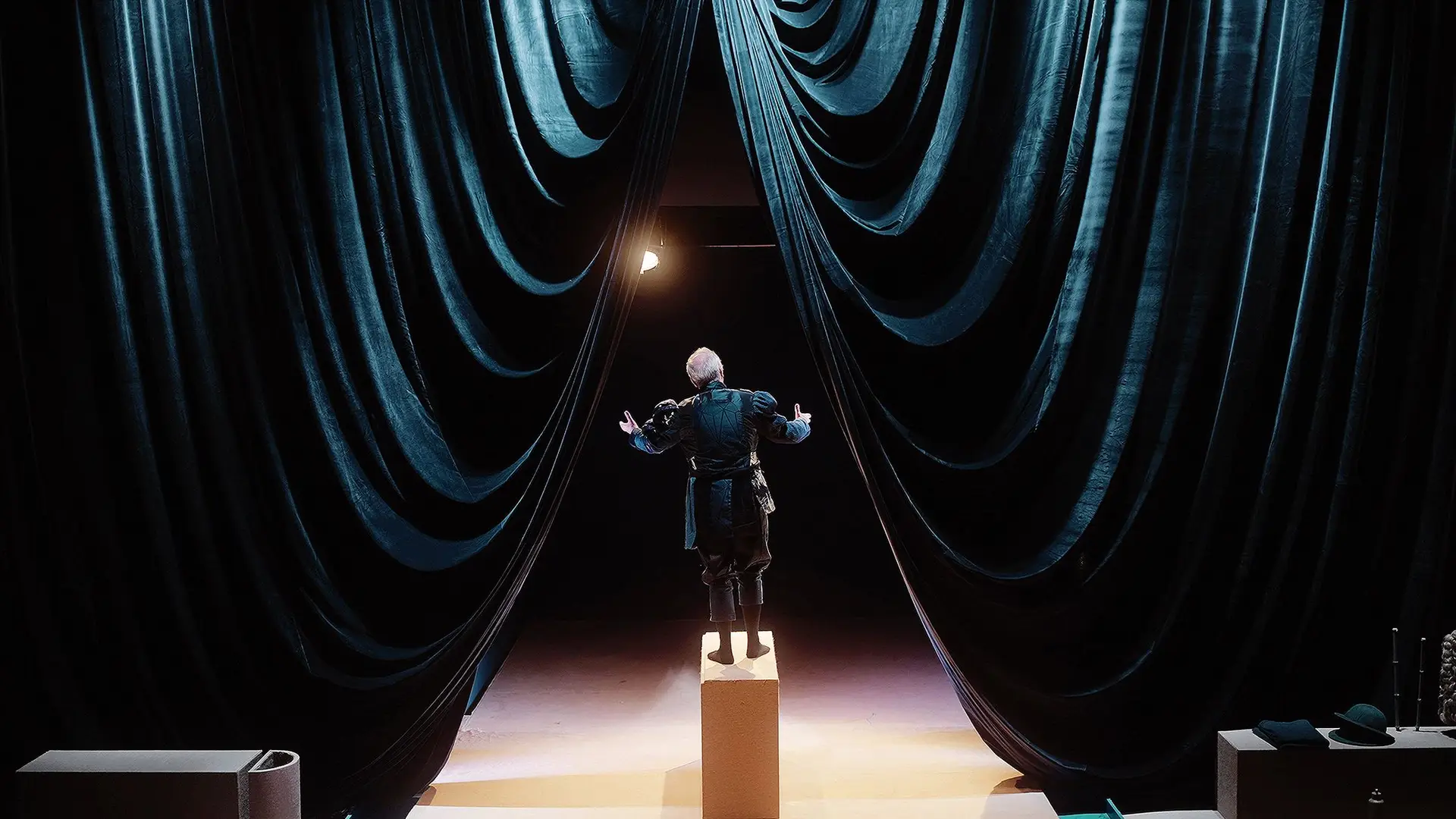 Interpretada por Alfredo Brito e Vítor Silva Costa, a peça é sobre um ator com uma longa carreira e outro em início