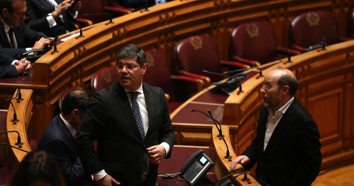 Lei da Nacionalidade: Governo faz marcha atrás, PS vê sinal no "caminho certo" mas vai propor alterações e pede adiamento da votação