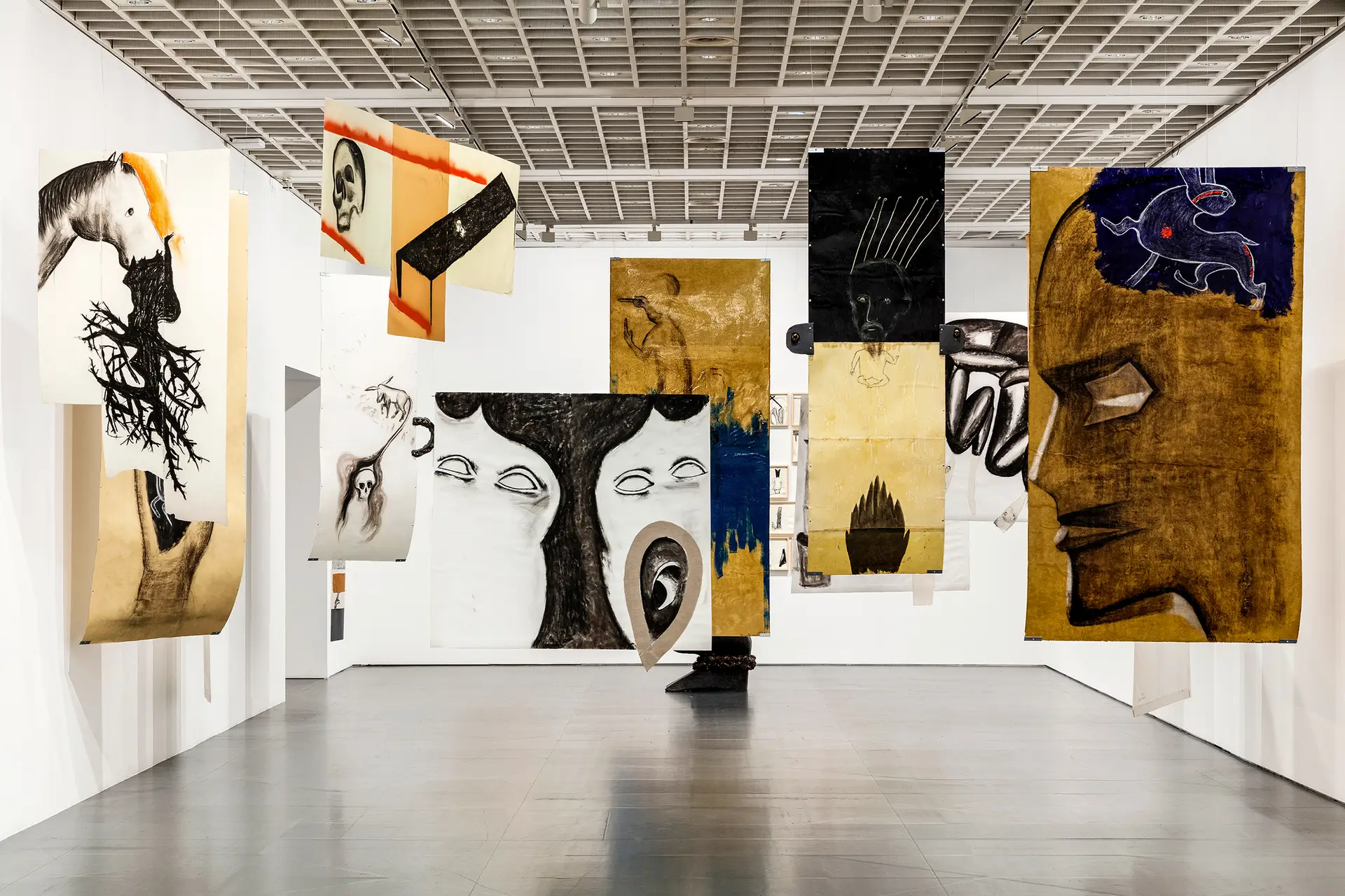 Sem a urgência de rua de Basquiat ou a densidade trágica de Kiefer, Cucchi entrega-nos imagens onde vivem associações contundentes