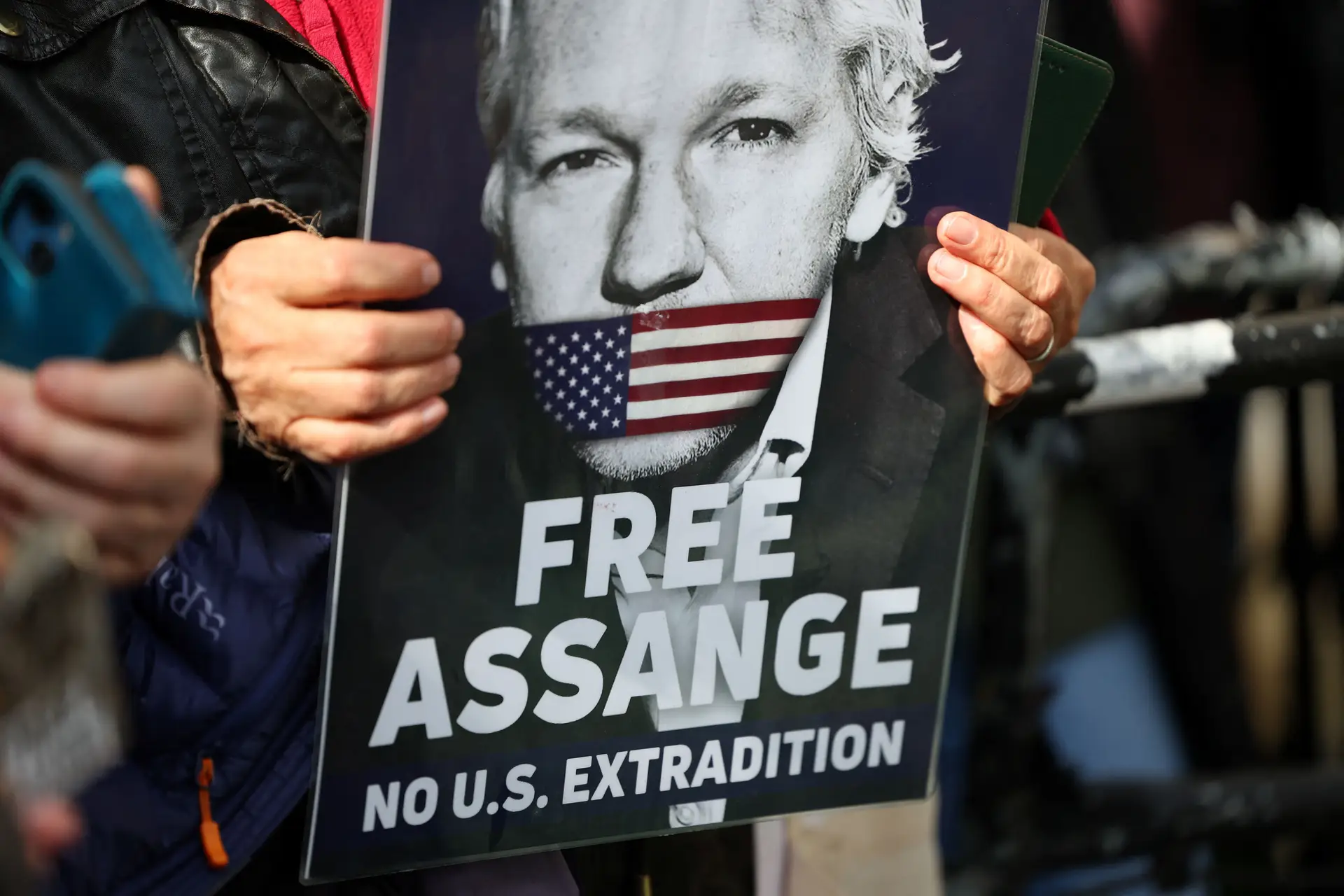 Cartaz de apoiante de Assange no dia da decisão do tribunal britânico sobre a extradição, em março