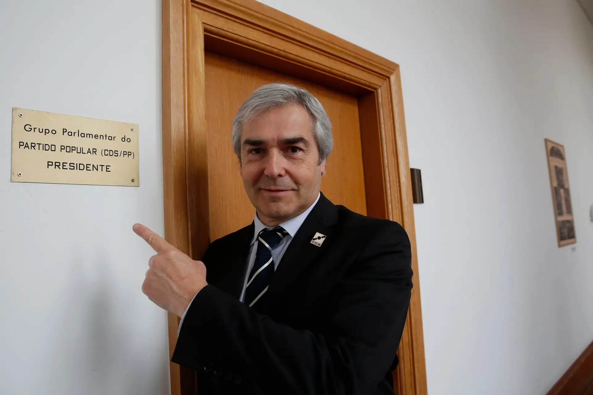 Nuno Melo do partido CDS/PP na porta de entrada do grupo parlamentar.