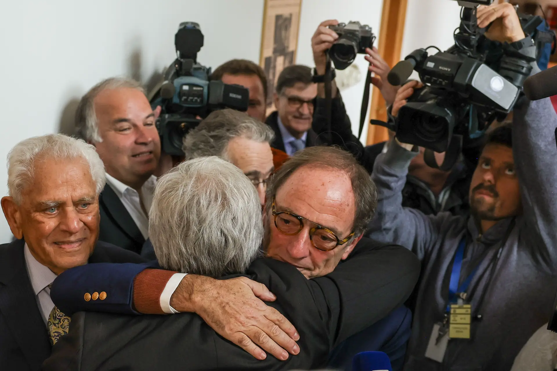O CDS voltou ao Parlamento e Nuno Melo recolocou a placa do grupo parlamentar, com Portas e Monteiro a verem [vídeo]